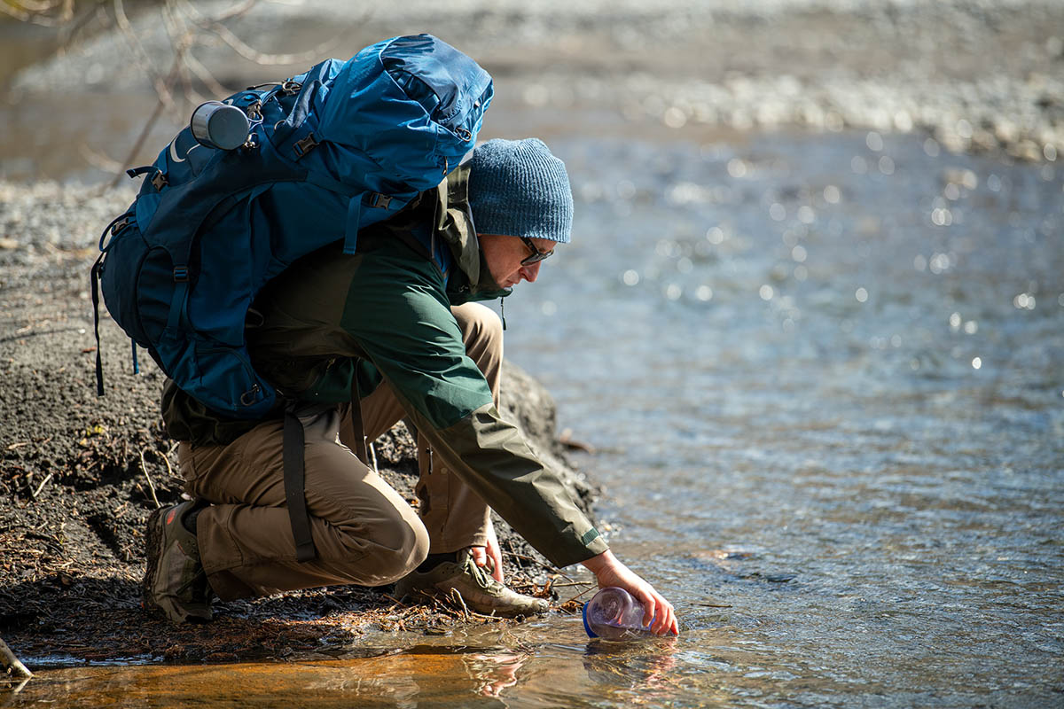 Osprey Aether 65 pack (filling water bottle)